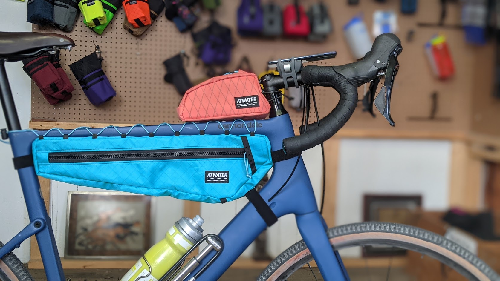 EXPÉDITION À DEMI CADRE