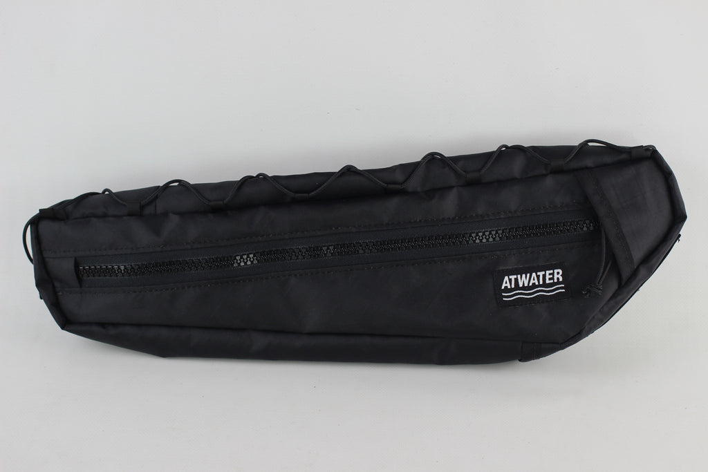 EXPÉDITION À DEMI CADRE