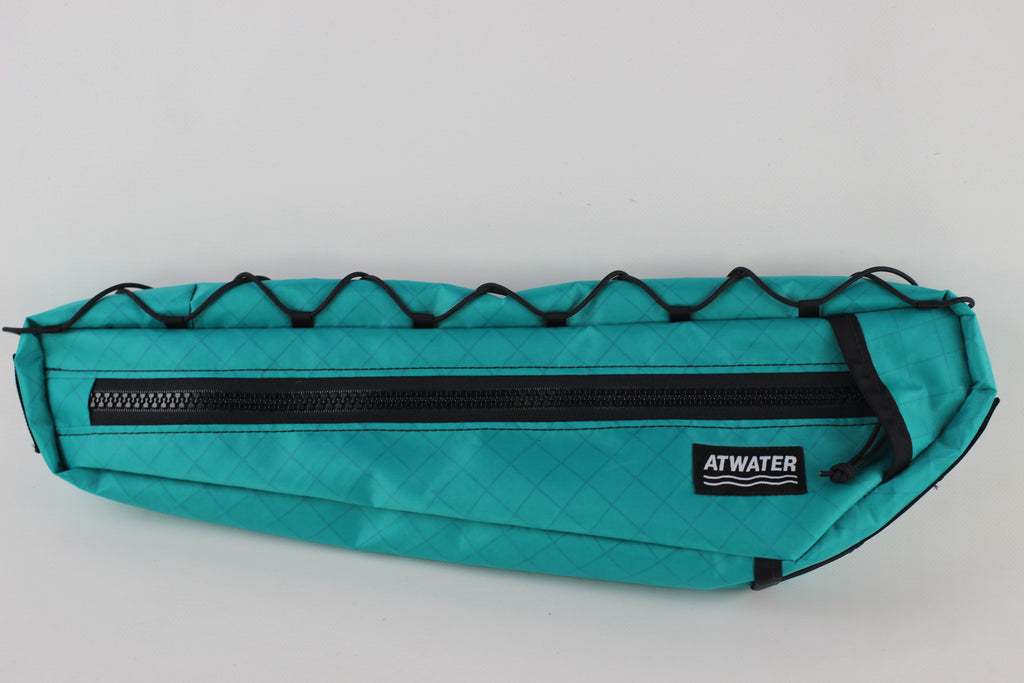 EXPÉDITION À DEMI CADRE