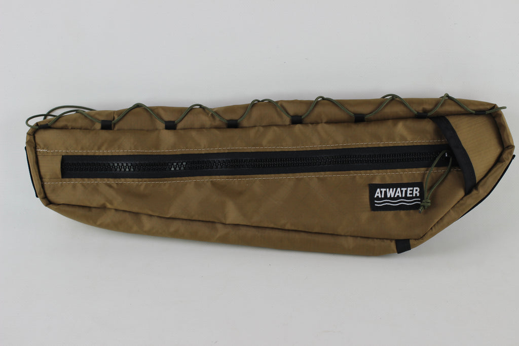 EXPÉDITION À DEMI CADRE