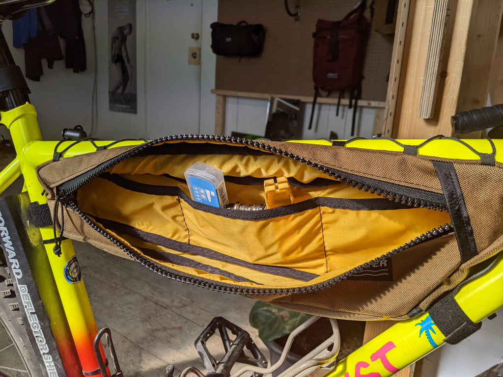 EXPÉDITION À DEMI CADRE